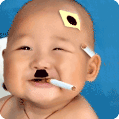 搞笑小男孩抽烟傻笑的表情包